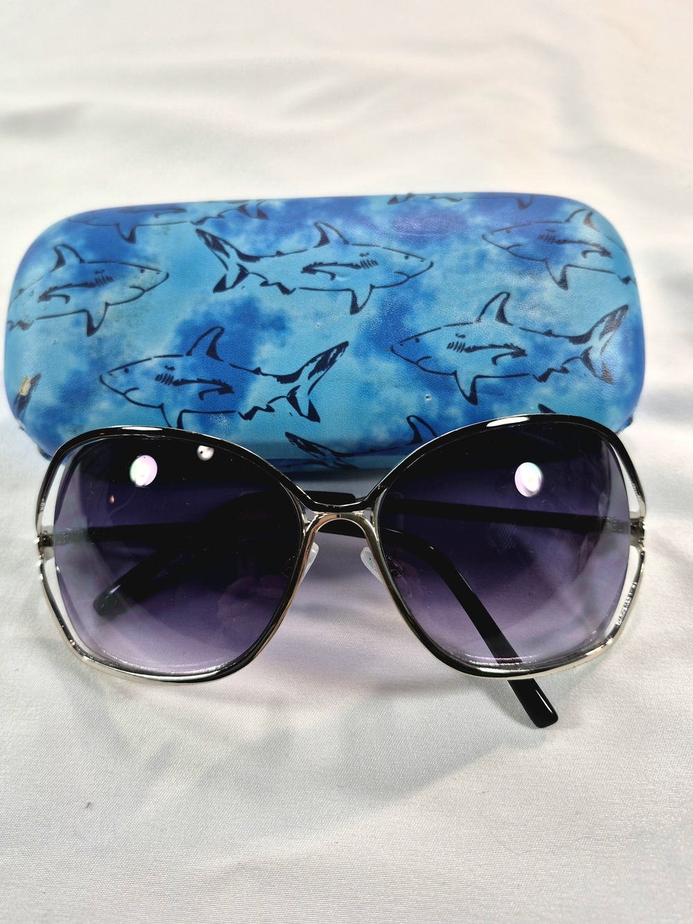 Simply Vera Vera Wang Blue Tint Aviators Sunglasses with Shark Hard Case Bundle.